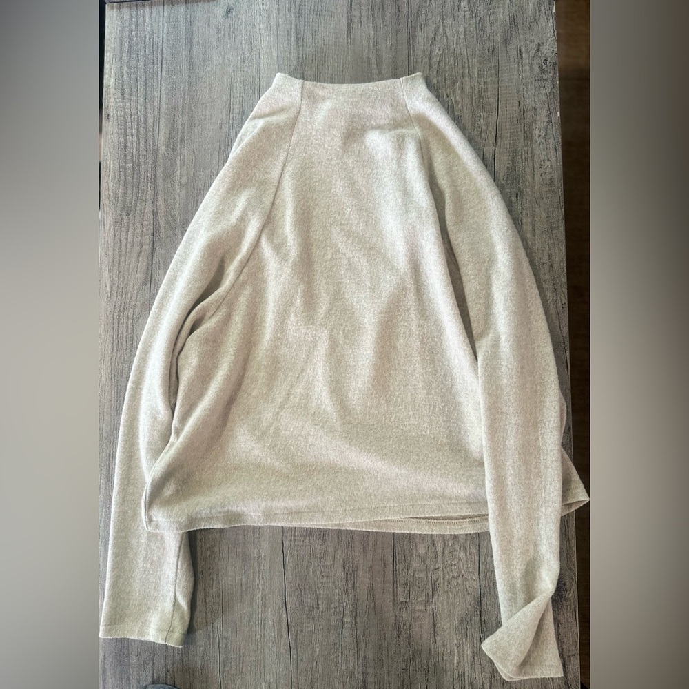 H&M Cream Sweater Size Small
